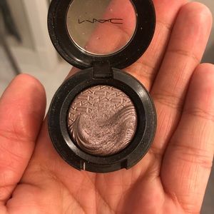 MAC eyeshadow “stolen moment”